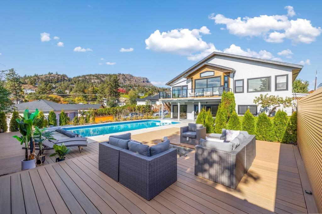 Luxurious 5 Bedroom House With Pool & Sauna West Kelowna Exterior photo
